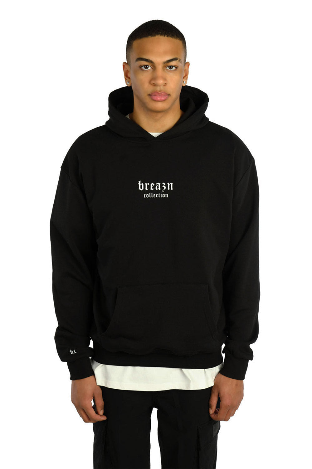 breazn Hoodie in schwarz und Logo auf der Brust