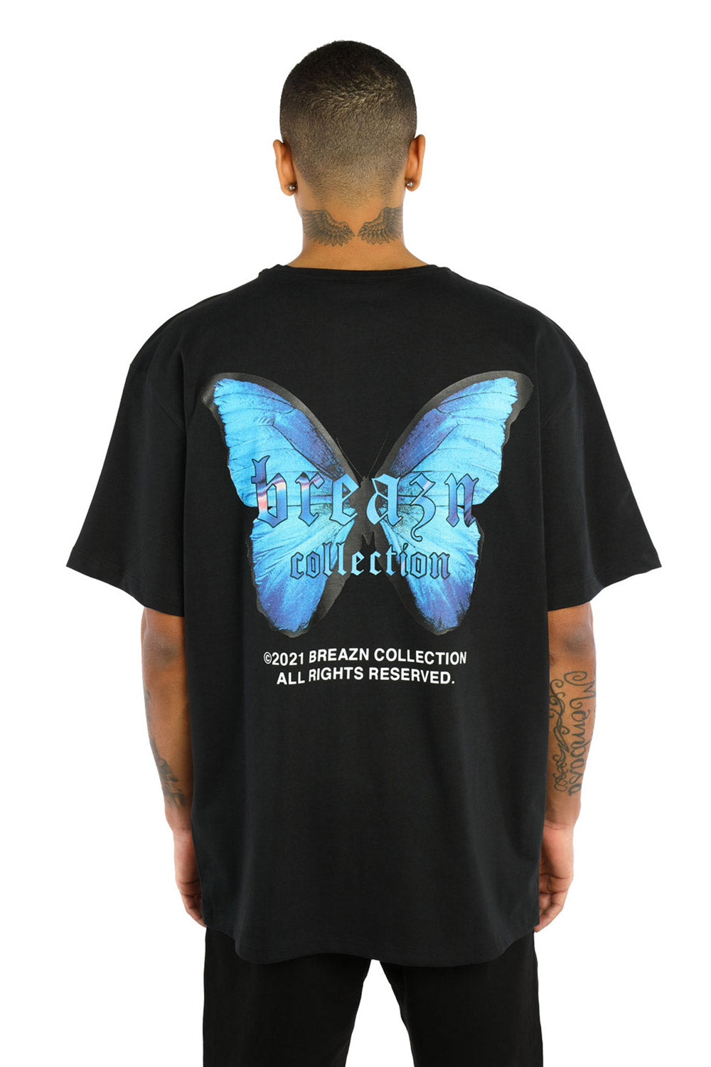 schwarzes T-Shirt mit blauem Schmetterling