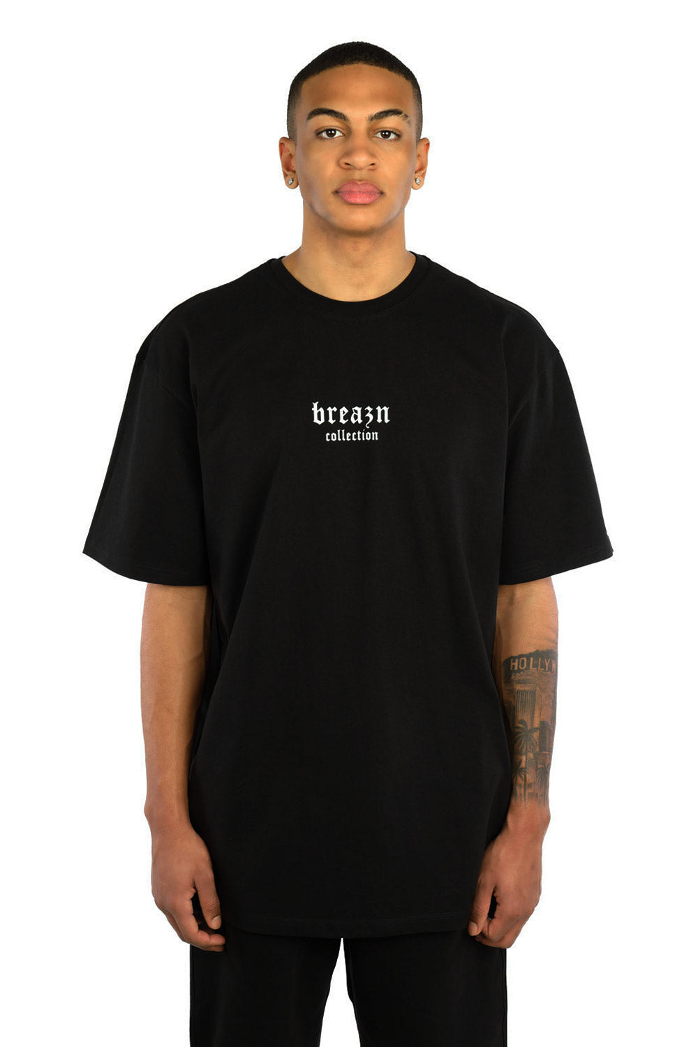 schwarzes Breazn T-Shirt mit Logo auf dem Brustkorb 