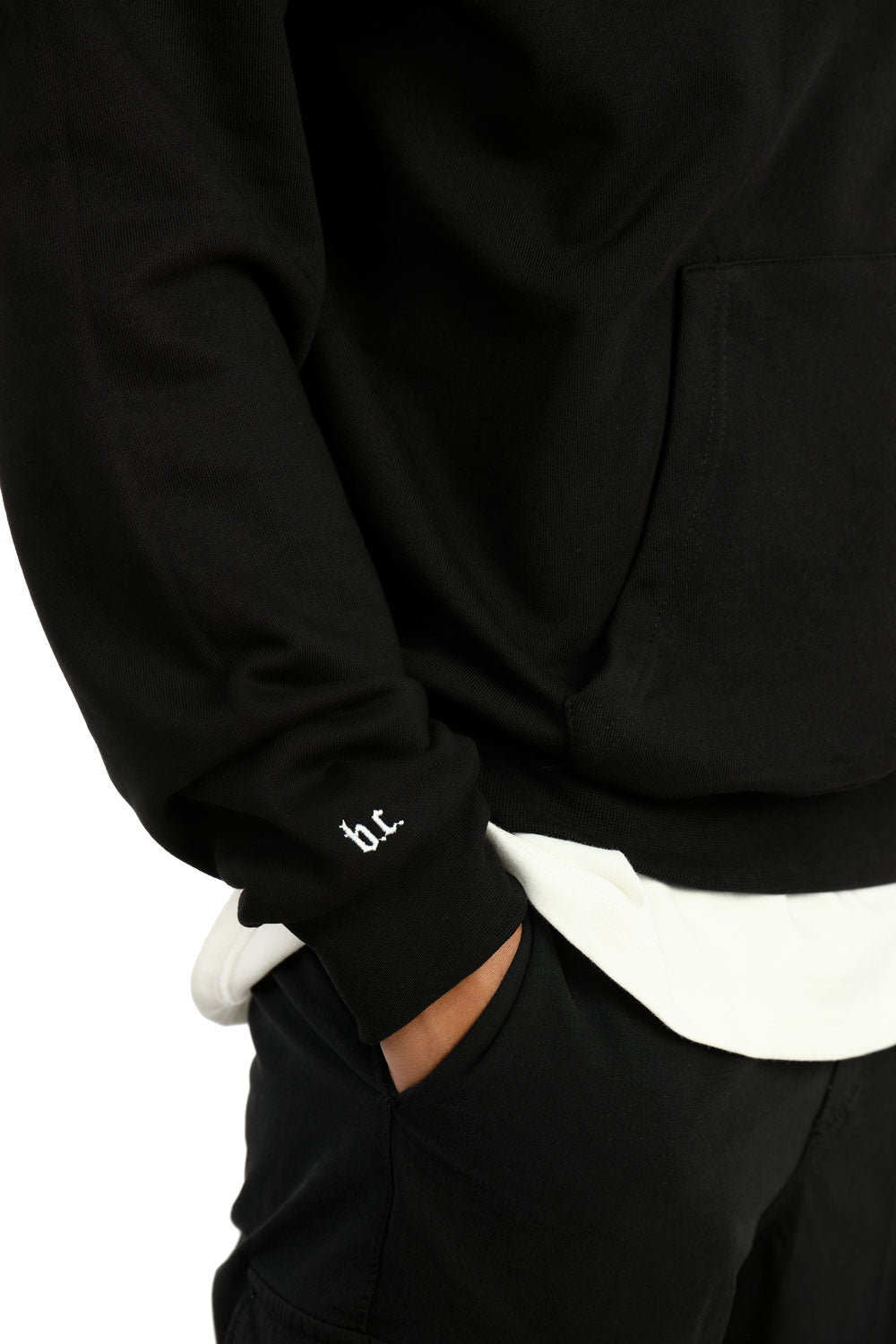 schwarzer Breazn Hoodie mit stick auf dem arm